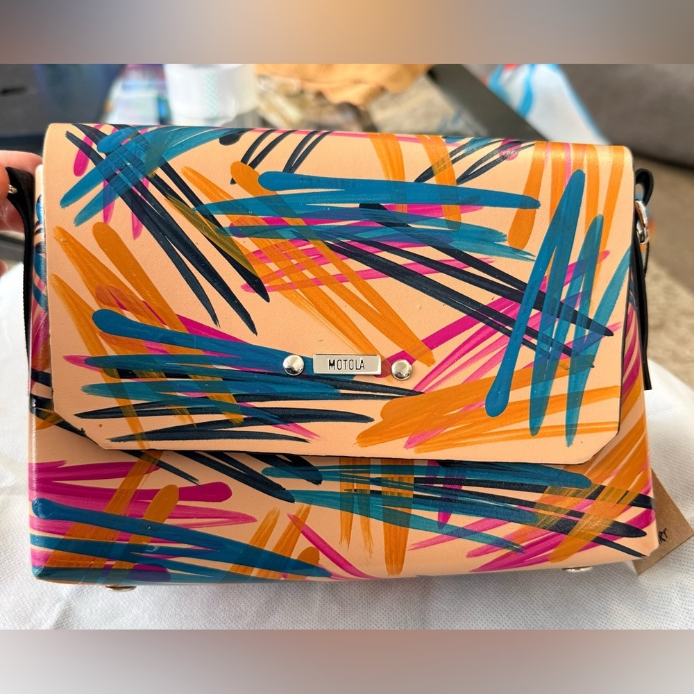 Hand painted crossbody
Recycled leather - Picture 2 of 9